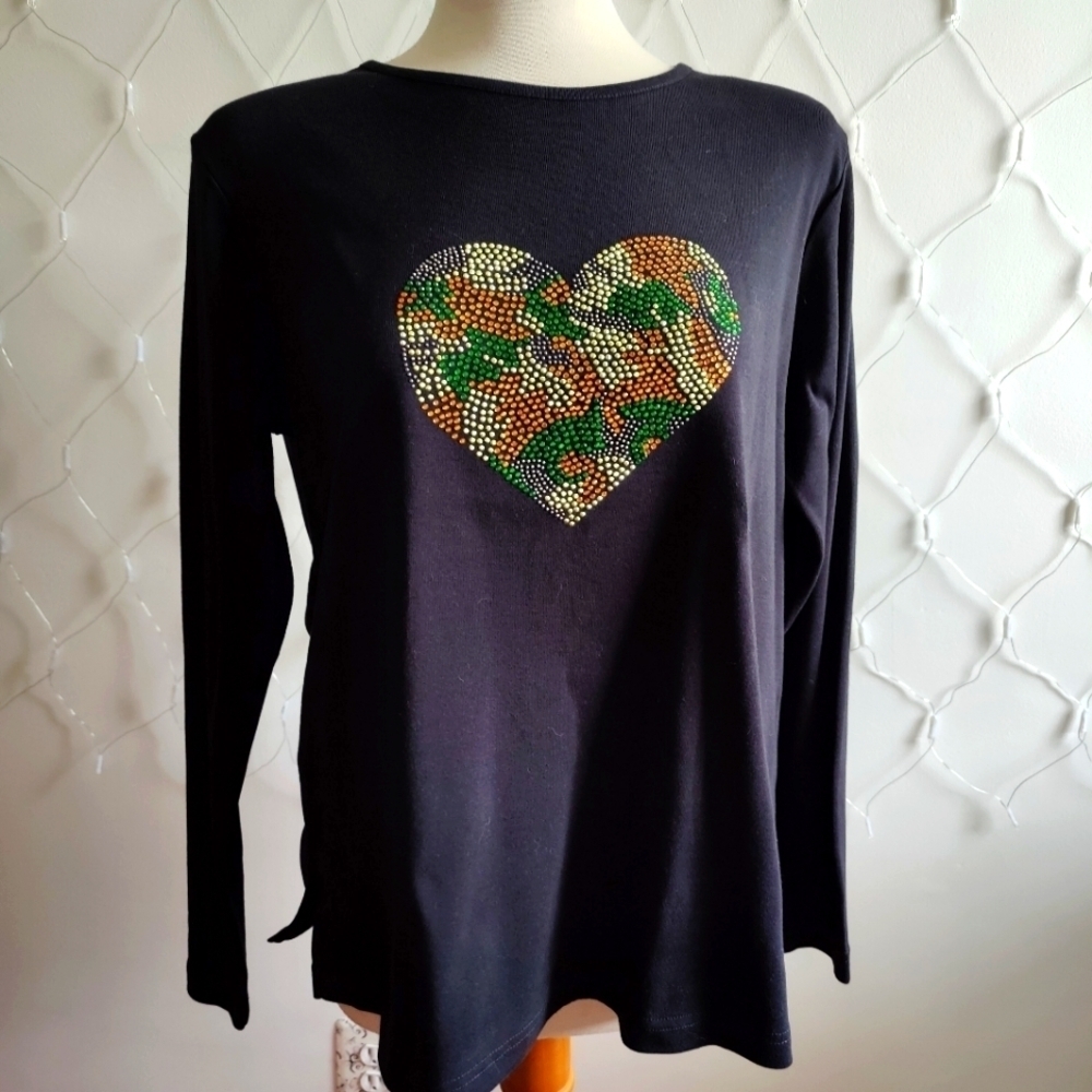 Quacker Factory Top • Crystal Accoutrements in Shape of a Heart • Size Large